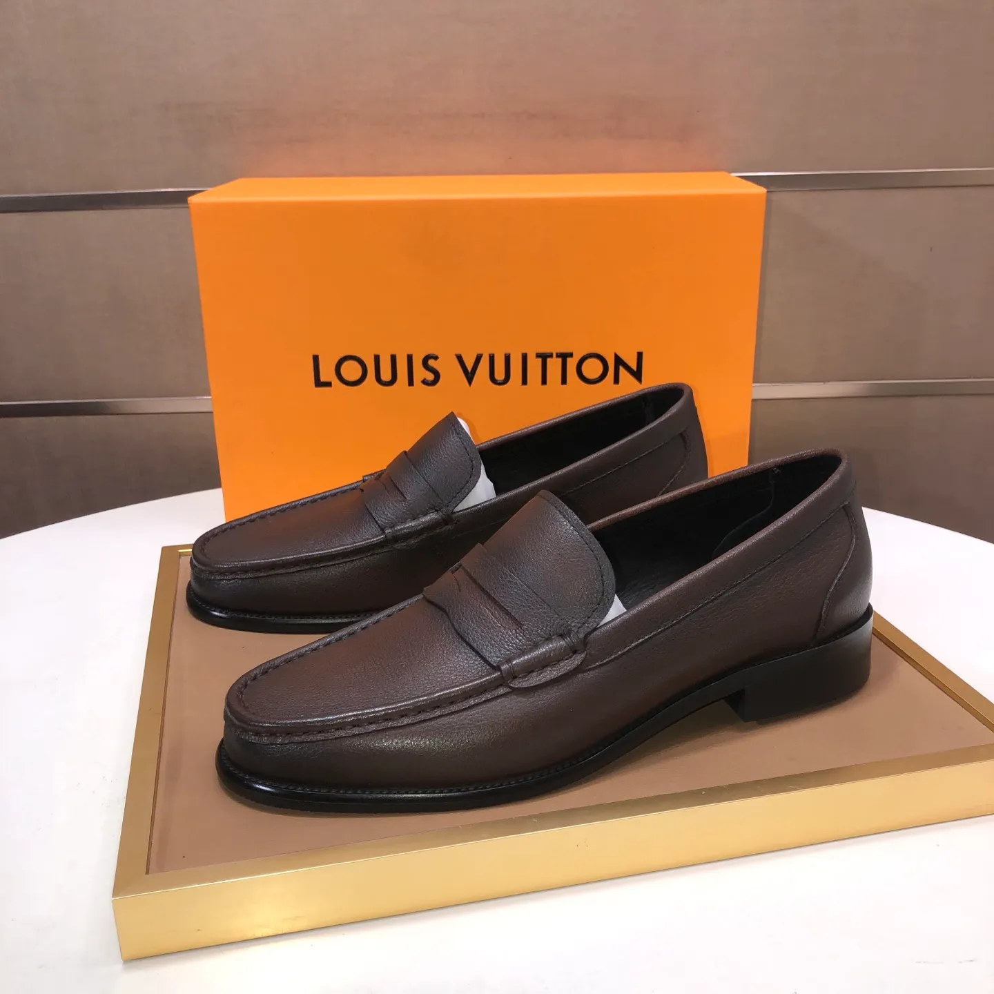 Men's men's shoes💰540💰[LV] (original single cowhide lining)🍀LV's latest genuine leather business suit shoes are available on the official website at the same time. The first-layer cowhide imported from Italy is made of heavy gold, and the official website has a 1:1 rubber outsole. Versatile to wear, high-end without losing class, and the color combination is extraordinary. This four-season style is alluring when worn on your feet, showing off your big-name flair. Standard code 38-45 (45 customized)